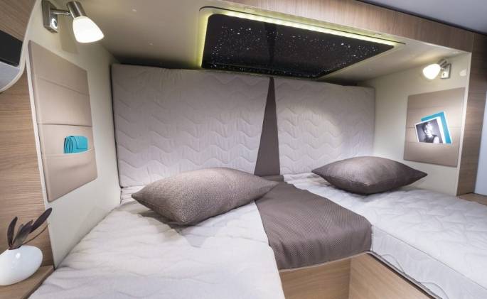 Sleeping area, with two single beds, of the Adria Compact Plus SLS