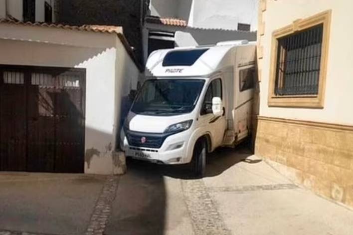 British Tourists’ Motorhome Gets Stuck in Narrow Spanish Street for Four Hours