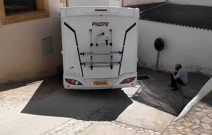 British Tourists' Motorhome Gets Stuck in Narrow Spanish Street